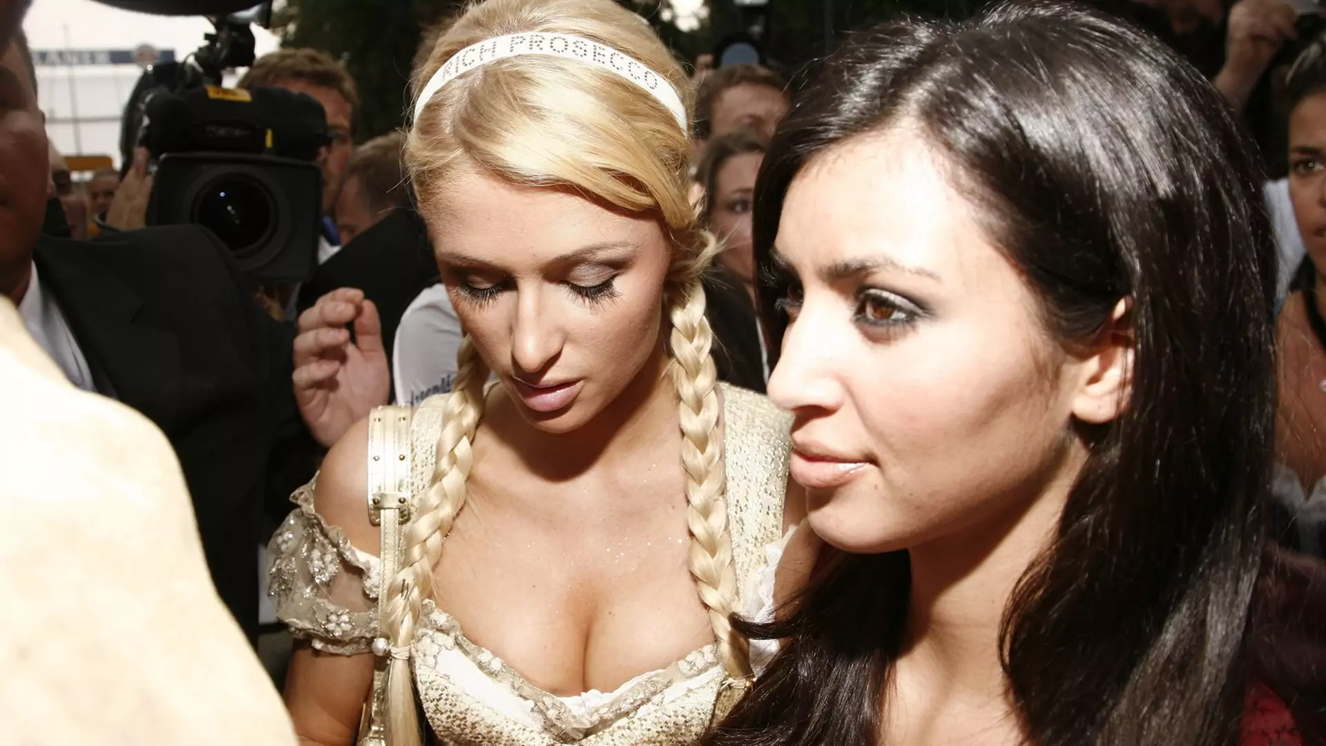 7 zdjęć przyjaźni Paris Hilton i Kim Kardashian, których już nie pamiętacie