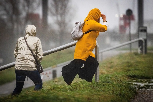 Huragan Ciaran uszkodził sieci energetyczne we Francji. Ponad pół miliona gospodarstw domowych bez prądu