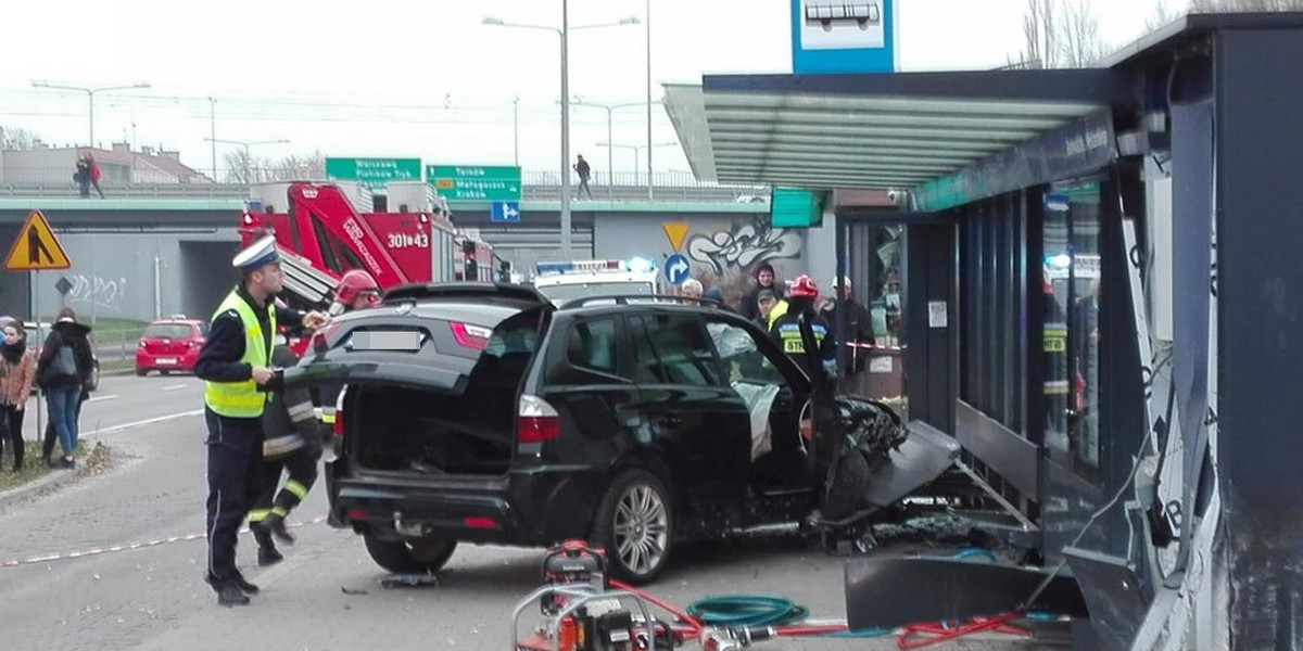 Rozpędzone auto uderzyło w przystanek. Kierowca był pijany 