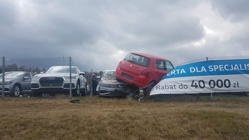 O krok od tragedii pod Krakowem. Zasłabł za kierownicą i wjechał na parking