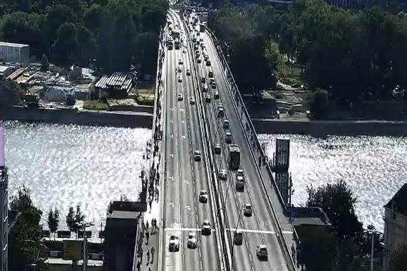 (FOTO) TAKSI SE PREVRNUO NA KROV! Kolaps na Brankovom mostu, SVE STOJI: Sudarila se dva vozila, srča svuda po putu