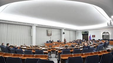 Pomyłka PiS w Sejmie i ekspresowa nowelizacja. Dziś Senat zajmie się ustawą covidową