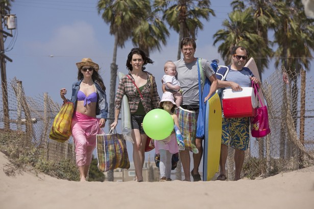 Bohaterami serialu "Bliskość"są dwie pary przed 40-stką, żyjące pod jednym dachem na przedmieściach Los Angeles. Brett i Michelle (Mark Duplass i Melanie Lynskey) starają się ponownie rozpalić w swoim związku namiętność, która przygasła w natłoku codziennych obowiązków i problemów z wychowaniem dzieci. Kiedy do ich domu wprowadzają się Alex, przyjaciel Bretta (Steve Zissis) i Tina, siostra Michelle (Amanda Peet), sytuacja zaczyna się komplikować. Czwórka bohaterów, która stara się na co dzień jak najlepiej odgrywać role dobrych przyjaciół, rodzeństwa i partnerów, rzuca się w wir tragikomicznej walki o realizację osobistych marzeń. Pomysłodawcami serialu są Jay i Mark Duplass, którzy napisali scenariusz i wyreżyserowali wszystkie odcinki.