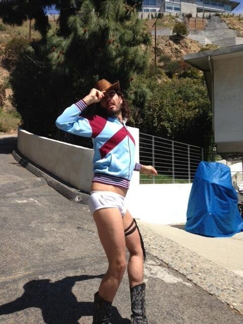 Komičar je obukao ono što je našao u garaži