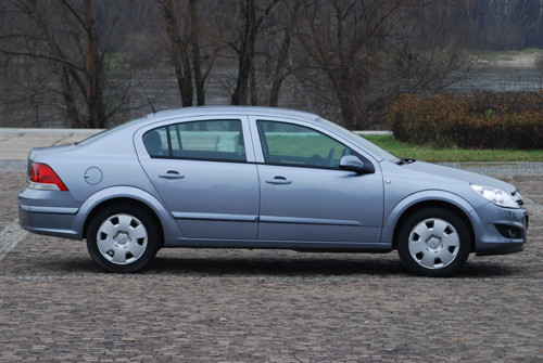 Nowa Astra sedan kontra Fiat Linea - Pojedynek na trzy bryły