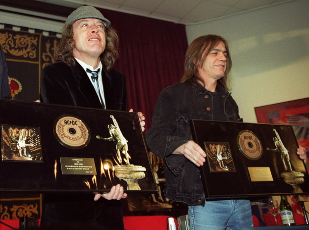 Malcolm Young (P) z bratem Aungusem (L) podczas prezentacji albumu "Stiff Upper Lip" w 2000 roku.