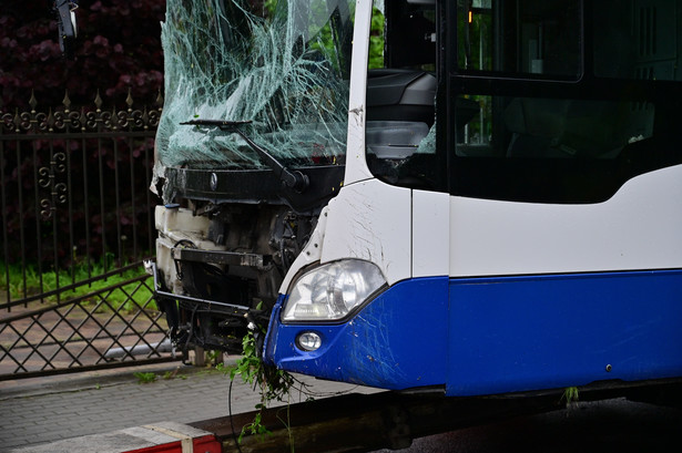 Krakowski autobus MPK po wypadku (zdjęcie poglądowe)