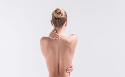 Nieletni pasierbowie zobaczyli ją w stroju topless, Amerykanka broni się przed sądem