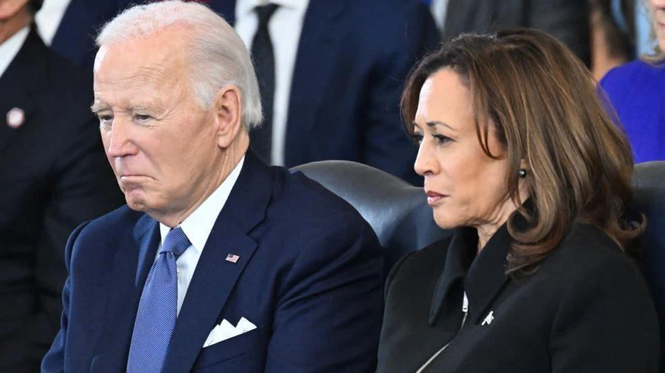 Dosadašnji predsednik i potpredsednica Džozef Bajden i Kamala Haris sedeli su tokom ceremonije inaguracije uglasnom bez izraza na licima | Foto: Getty Images