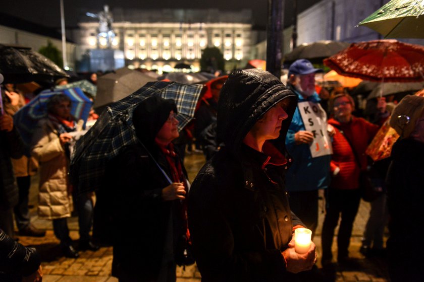 Manifestacja przed Pałacem Prezydenckim