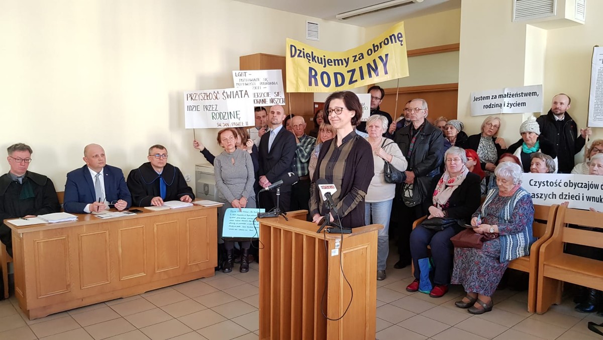 Dziś odbyła się kolejna rozprawa w procesie o zniesławienie organizatora Marszu Równości przez radnego PiS Tomasza Pituchę. W sądzie zeznawało dwóch świadków oskarżyciela. Radny PiS pytał jedną z kobiet m.in. czy pożądanym wyrazem ekspresji seksualnej w przestrzeni publicznej jest trzymanie swojej żony na piersi.