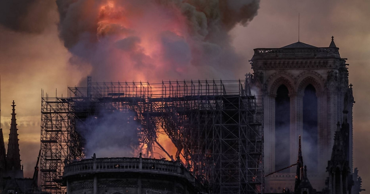 Le président de la République française annonce la reconstruction de la cathédrale Notre-Dame. Il y a une collecte de fonds