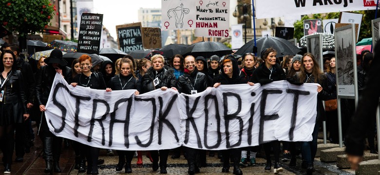 Nauczycielki zapłacą za "czarny protest"? Jedna z nich została uniewinniona