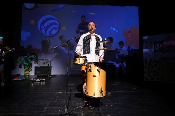 POZORIŠTANCE HUMANOSTI Ako si pravi Krokorokodilos, baci pet na 3091!