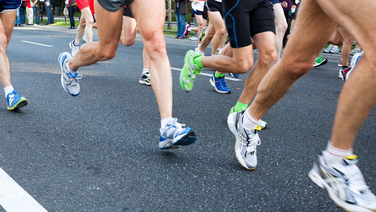 Trasa tego maratonu biegnie aż przez trzy miasta. Dziś w Katowicach kilka tysięcy osób wystartowało w Silesia Maratonie. Dla wielu osób bieganie stało się nieodłącznym elementem życia. Tej pasji nie podziela niestety wielu kierowców. Dziś pierwszeństwo na drodze mieli biegacze.