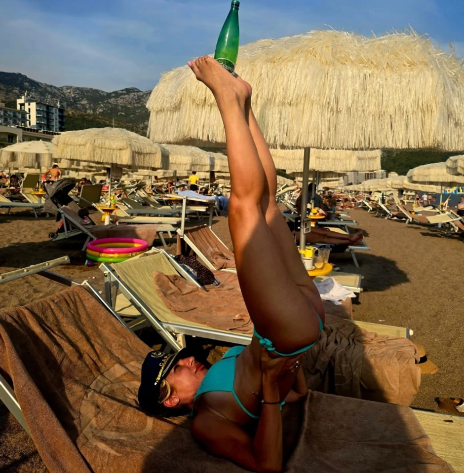 Jovana Jeremić radi jogu na plaži
