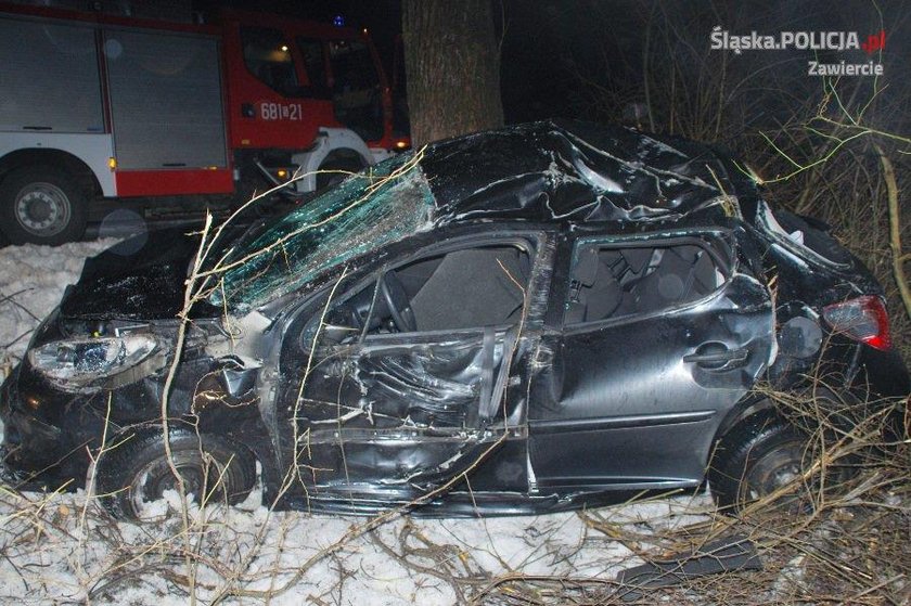 Auto na drzewie, kobieta w szpitalu