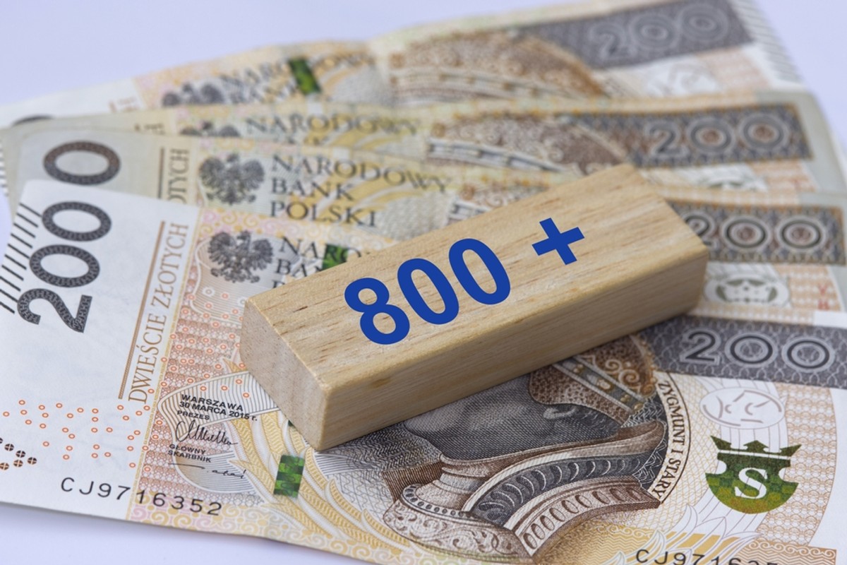 "Rodzina Bogiem silna". Fasadowy familizm a 800 plus