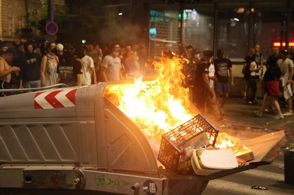 PREVRĆU KONTEJNERE, ČUPAJU ŽARDINJERE, PENJU SE NA BANDERE Eskalacija nasilja učesnika protesta posle skupa na Slaviji (VIDEO)