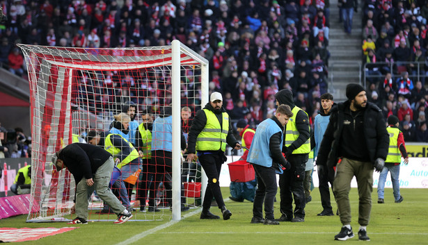 Protesty kibiców w Bundeslidze. Obrzucali boiska czekoladowymi monetami