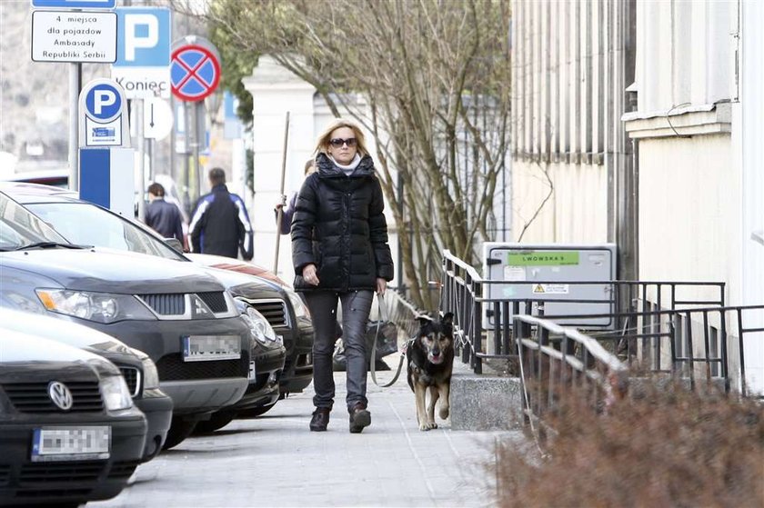 Torbicka sprząta po psie. Foto