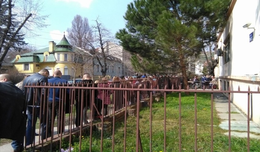 Roditelji juče čekali u redu da plate dugovanja