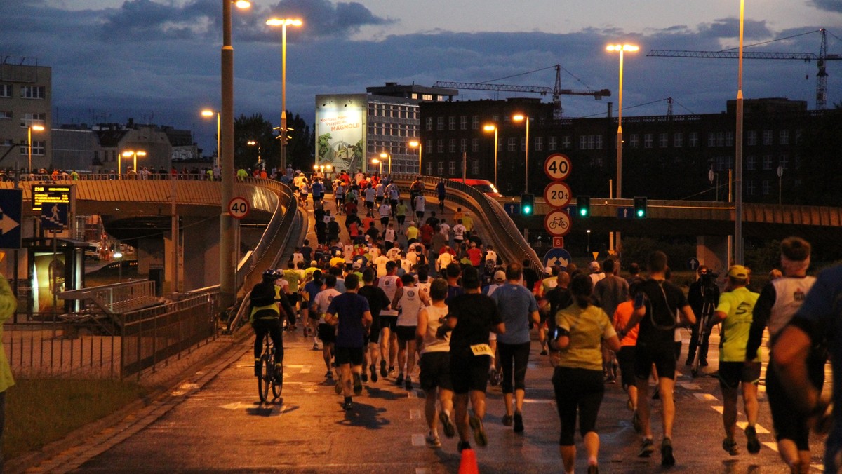 We Wrocławiu odliczają już dni do rozpoczęcia czwartej edycji półmaratonu. Dziś zaprezentowano trasę zawodów. 18 czerwca w nocnym biegu ulicami miasta wystartuje rekordowa liczba 10 tysięcy osób. Przypinając do koszulki kartkę z napisem "biegnę dla Oliwki", zawodnicy będą mogli przy okazji pomóc 6-miesięcznej wrocławiance, która urodziła się z rzadką wadą serca i bardzo wąskimi tętnicami płucnymi.