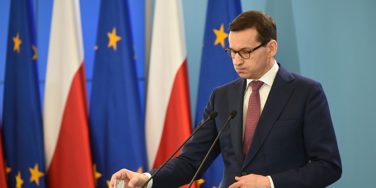 Premier wyjaśnił, że przyczyną zawarcia umowy o rozdzielności majątkowej była działalność biznesowa prowadzona przez jego żonę. Taka działalność - jak tłumaczył - "wiąże się z kontaktami z kontrahentami, wiąże się z wystawianiem faktur, z negocjacjami, z rozmowami, z inwestowaniem, z remontami", w które on nie chciał się włączać.