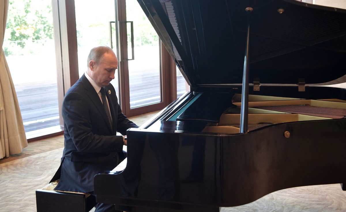 Putin przy fortepianie
