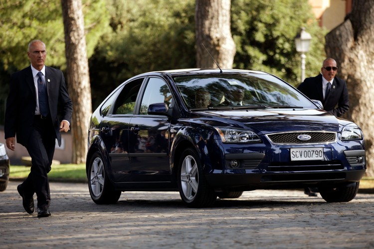 Papież Franciszek jeździ fordem focusem