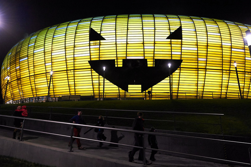 Władze stadionu wynajęły alpinistów, którzy okleili fasadę czarną folią. W czwartkowy wieczór efekt ukazał się w pełnej krasie