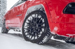 Test opon zimowych ADAC 2024. Te modele omijaj szerokim łukiem