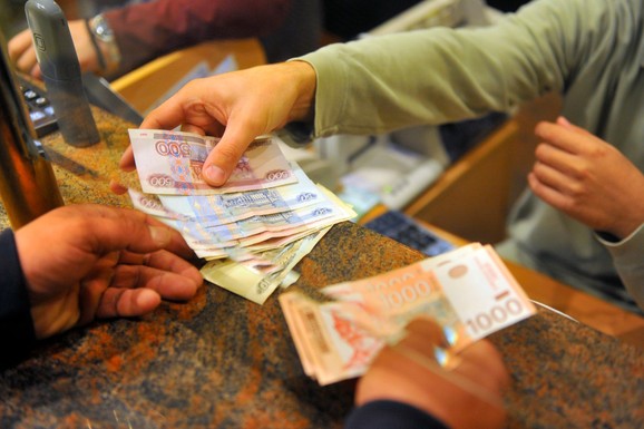 Da li će skok kursa evra u menjačnicama uticati na mesečne rate kredita? Profesor Musabegović objasnio efekte