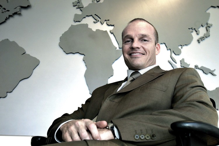 Duński przedsiębiorca, prowadził firmę informatyczną. Sprzedawał fikcyjne oprogramowanie, a kontrakty były podstawą do zaciągania kredytów w bankach i u inwestorów prywatnych.