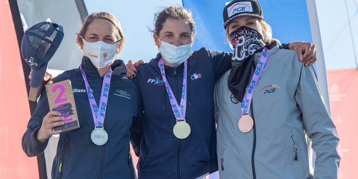 Lilian de Geus (Holandia), Charline Picon (Francja) i Zofia Klepacka (Polska) na podium ME w klasie RS:X 2021 w portugalskiej Vilamourze - fot. Osga_photo - Joao Costa Ferreira