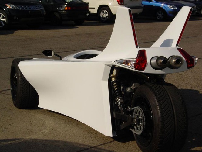 'Maszyna nie z tej ziemi, wrażenia niesamowite! W końcu jakaś udana polska produkcja!' - to tylko niektóre komentarze ze strony internetowej marotti.eu, twórcy trójkołowego wehikułu - krzyżówki motocykla i samochodu. Pojazd kosztuje ok. 25 tys. euro (ponad 100 tys. zł). Jak na razie istnieje tylko jedna sztuka tego dziwadła…