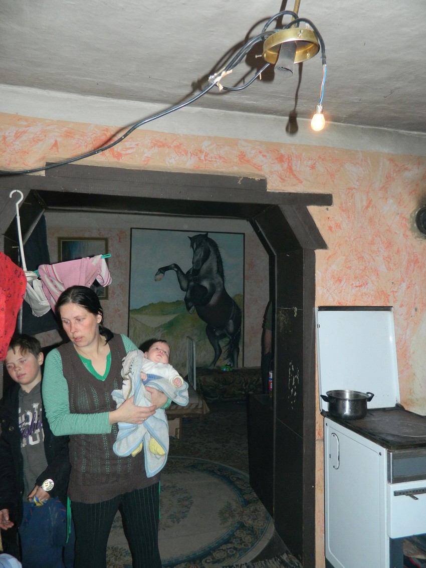 Mali Čongor se snašao i porodici pomoću akumulatora i sijalice za automobil omogućio slabo osvetljenje