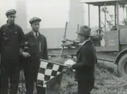 Zobacz szalony rajd traktorów z 1920