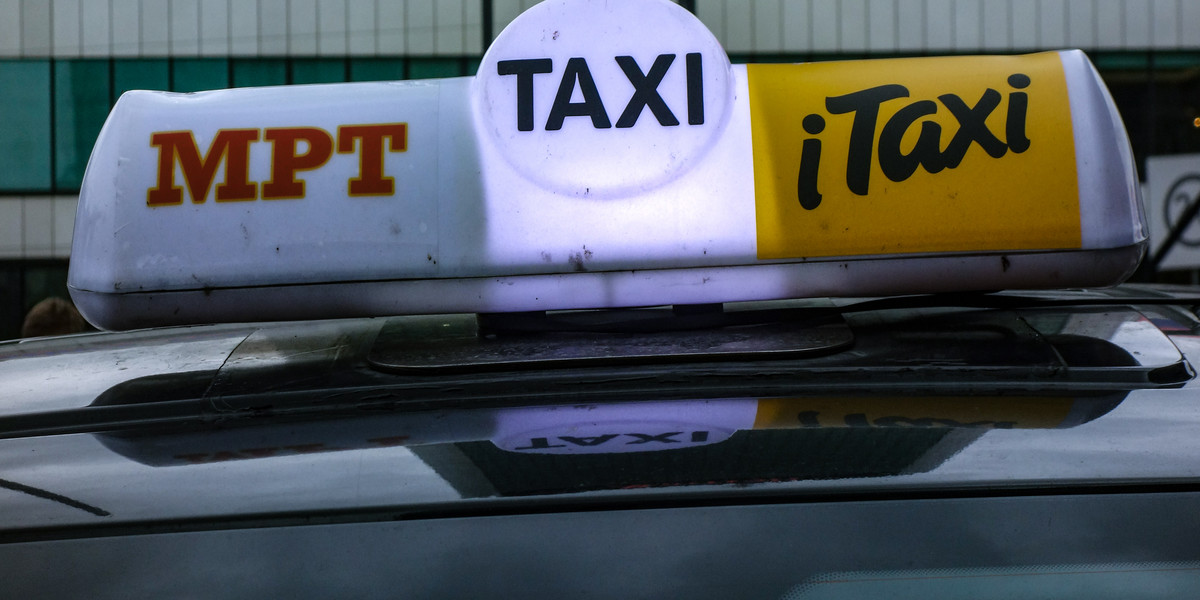 Polacy już bardzo rzadko "łapią" taksówki na ulicy.