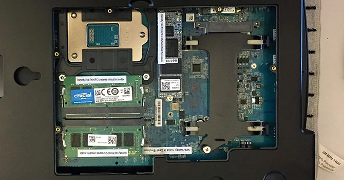 Pod klapką serwisową znajduje się procesor Intel Core i7-6700T , dwa ośmiogigabajtowe moduły RAM i SSD m.2 z 224 GB pamięci.