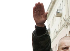 Nie hajlowali, tylko wykonywali 'gest pozdrowienia słońca'? Sąd w Kaliszu ich uniewinnił