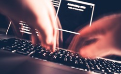 Policja ostrzega przed oszustwem na atak hakerski. Wyłudzono już pół miliona złotych