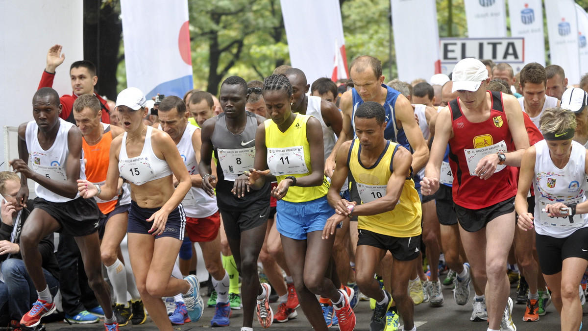 Już ponad 6 tysięcy osób zapisało się do wrocławskiego półmaratonu. Zawodnicy pobiegną ulicami miasta w sobotni wieczór. Mogą narobić sporo problemów zarówno kierowcom, jak i pasażerom komunikacji miejskiej. Dlatego już teraz lepiej zapoznać się z przebiegiem trasy, żeby dowiedzieć się jak skutecznie ominąć półmaraton.