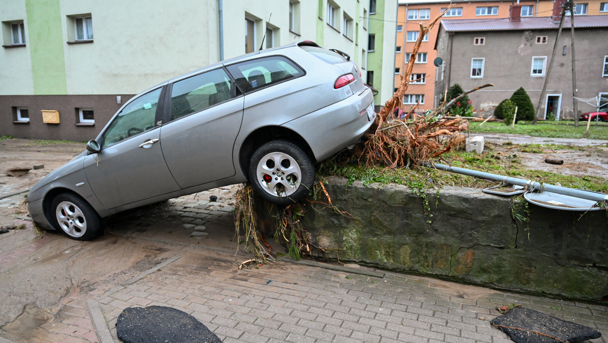 24915690 - LĄDEK-ZDRÓJ RZEKA ZALAŁA MIASTO (zalane miasto)