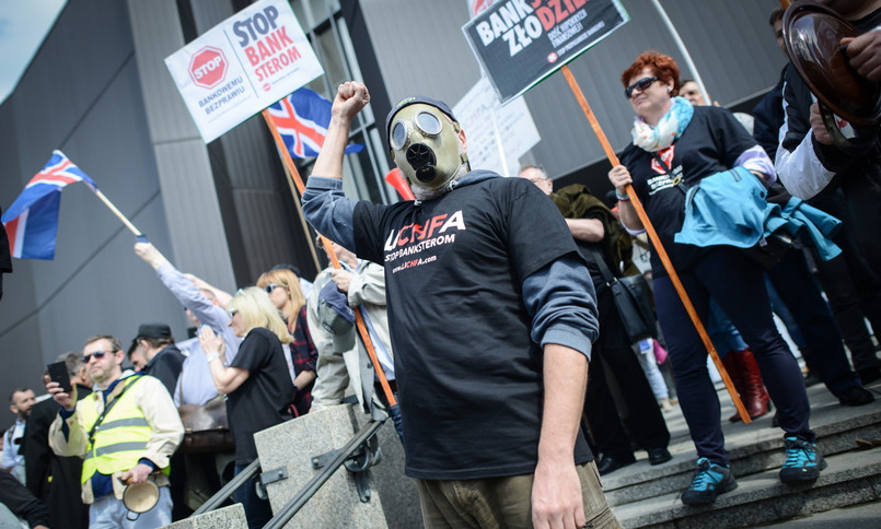 Manifestacja Osób Poszkodowanych Przez Banki. Frankowicze protestowali przed NBP i Pałacem Prezydenckim