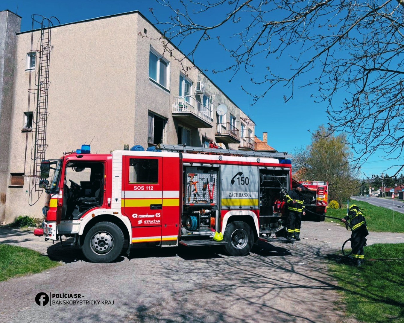  Z horiaceho bytu v obci Želovce zachránili policajti dvoch ľudí.