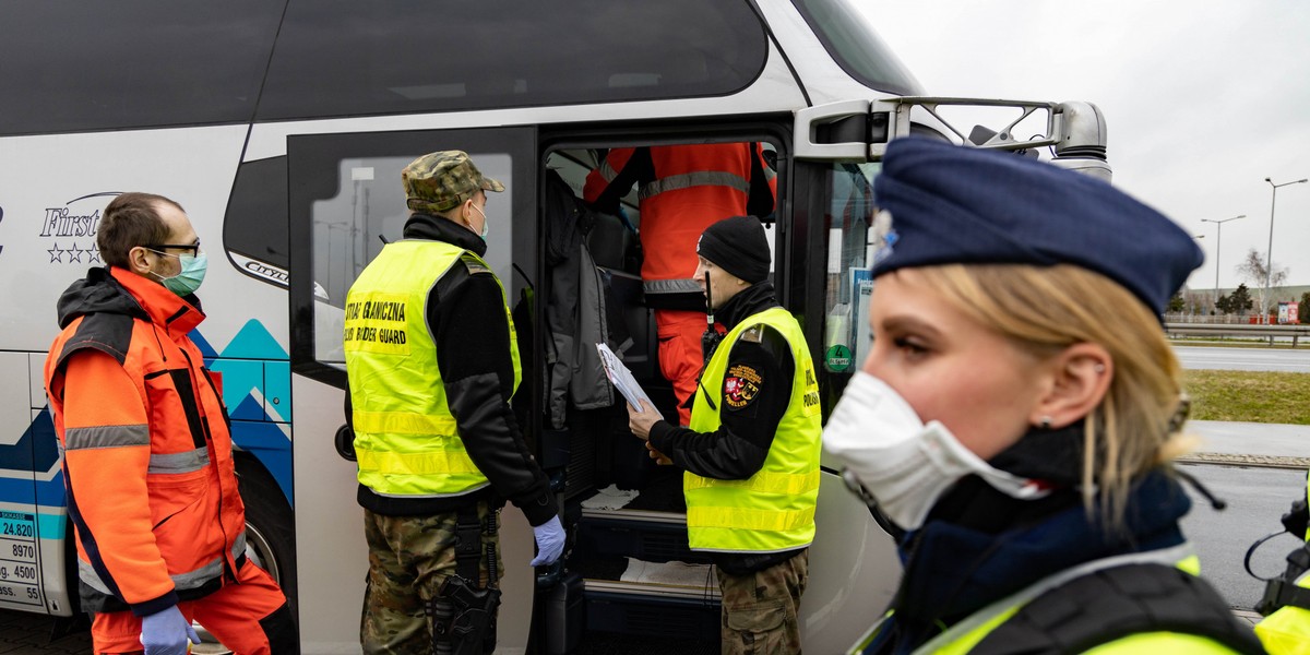 Służby medyczne od wtorku sprawdzają temperaturę pasażerom autokarów, pociągów, statków i promów z zagranicy. Kontrole odbywają się na przejściach granicznych i w portach. Kontynuowane są też takie działania na lotniskach.