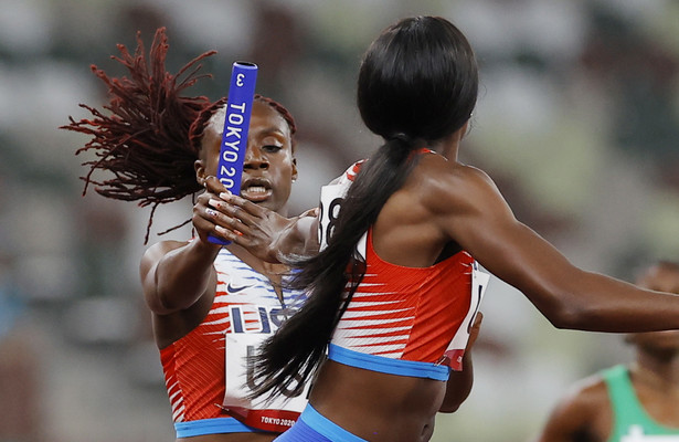 Lynna Irby (L) przekazująca pałeczkę Taylor Manson (P) podczas biegu eliminacyjnego sztafety mieszanej 4x400 na IO w Tokio