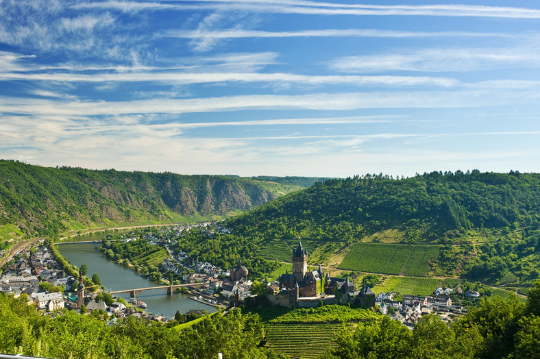 Dolina Mozeli uprawy winorośli i zamek Cochem 