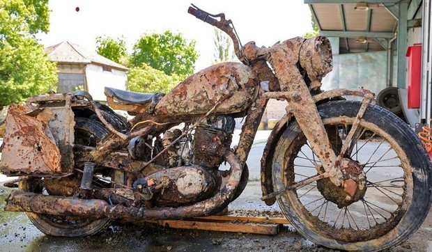 Motocikl nemačke vojske, zajedno sa telima dva vojnika, pronađen je u Dunavu u Budimpešto usled veoma niskog vodostaja jedne od najvećih evropskih reka | Foto: Tamas Purger/EPA/Shutterstock